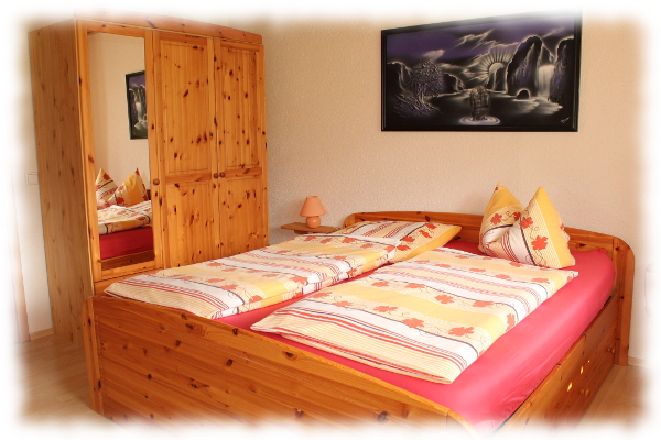 Schlafzimmer mit Doppelbett, Kleiderschrank, Radiowecker, auf Wunsch